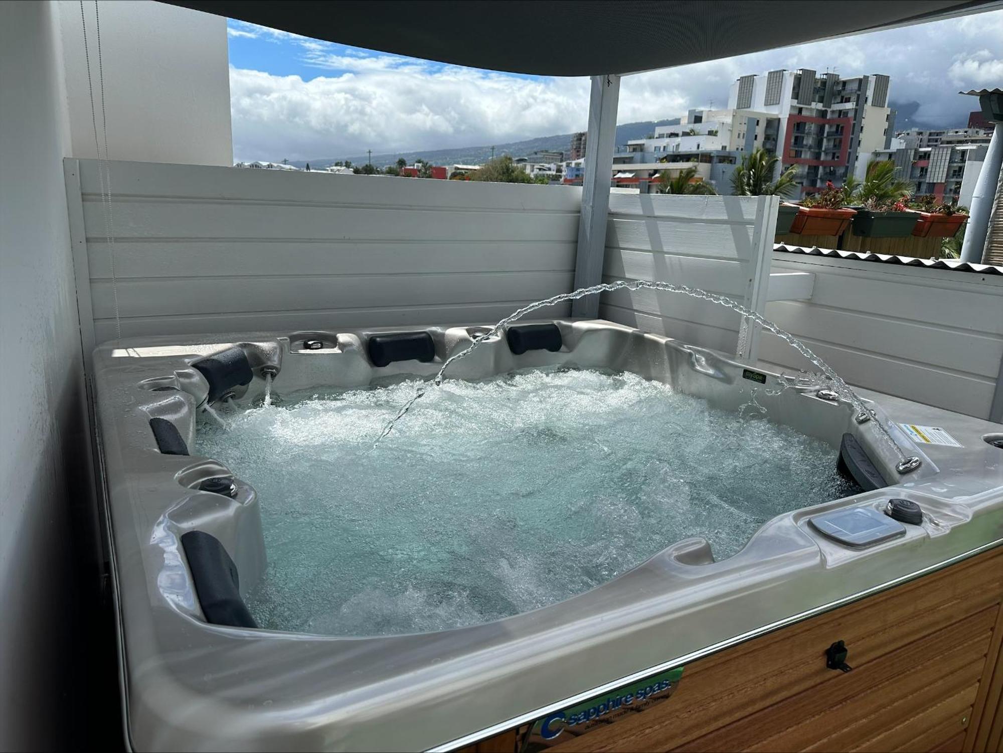 Appartement Appart'Eden : vue panoramique sur Saint-Denis à Sainte-Clotilde Extérieur photo